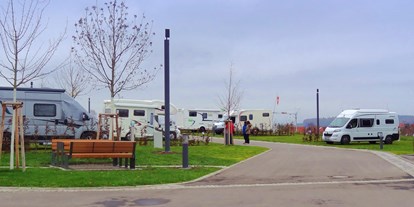 Reisemobilstellplatz - Wellness - Der neue Platz verfügt über zwei Picknickplätze, die zum gemütlichen Beisammensitzen einladen - Neuer Wohnmobilstellplatz der Panorama Therme Beuren