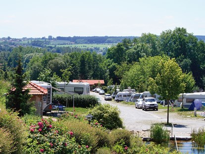Reisemobilstellplatz - Radweg - Campingplatzgelände mit Biobadeweiher - Kur- und Feriencamping Holmernhof Dreiquellenbad