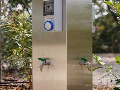 Reisemobilstellplatz - Gardasee - Colonna acqua potabile e corrente in ogni piazzola - Agriturismo Agricamping GARDA NATURA