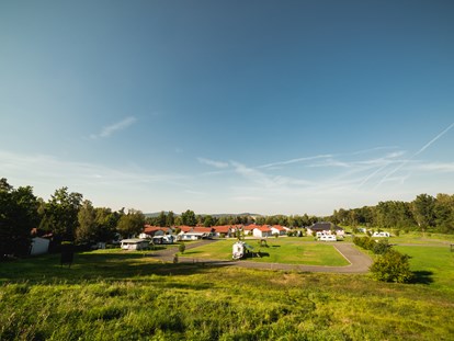 Reisemobilstellplatz - Radweg - Trixi-Camping mit Blick auf Feriendorf - Trixi Ferienpark Zittauer Gebirge