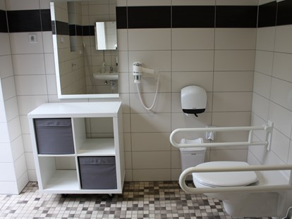 Reisemobilstellplatz - Bad Düben - Behindertentoilette und Dusche im Sanitärgebäude - Wohnmobilcamp See- und Waldresort Gröbern