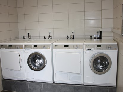 Reisemobilstellplatz - Bad Düben - Waschraum mit Waschmaschinen, Trockner und Bügelbrett - Wohnmobilcamp See- und Waldresort Gröbern