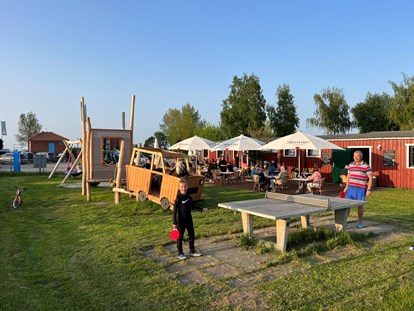 Reisemobilstellplatz - Spielplatz - Tischtennisspiel in der Abendsonne - ostseequelle.camp