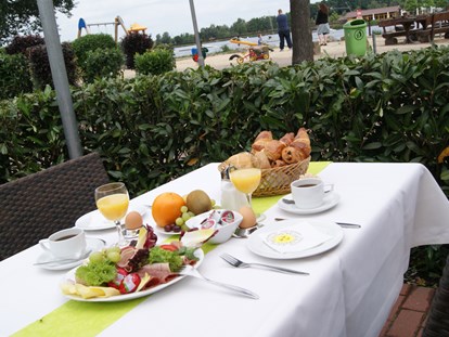 Reisemobilstellplatz - Wellness - Frühstück im Restaurant Piazza - Reisemobilhafen am Alfsee Center