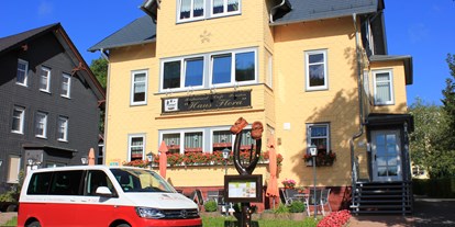 Reisemobilstellplatz - Skilift - Unser Café-Restaurant "Haus Flora", direkt gegenüber dem Stellplatz,
mit Shuttleservice - Wohnmobilstellplatz Oberhof
