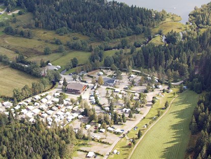 Reisemobilstellplatz - Badestrand - Luftaufnahme des Campingplatzes - Camping Bankenhof Hinterzarten am Titisee