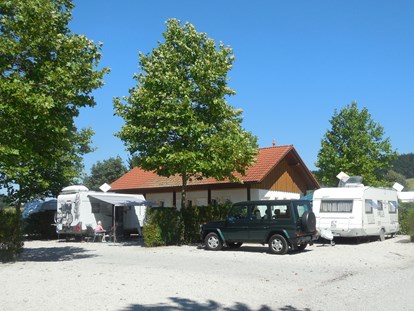 Reisemobilstellplatz - Badestrand - Gutshofplätze Extraklasse auf dem
Campingplatz ARTERHOF mit eigener Sanitäreinheit direkt am Platz - Wohnmobil Hafen am Arterhof