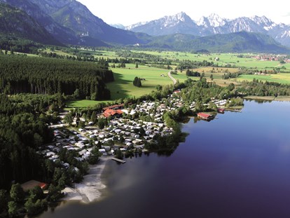 Reisemobilstellplatz - Angelmöglichkeit - Luftaufnahme Camping Bannwaldsee - Wohnmobilpark Schwangau