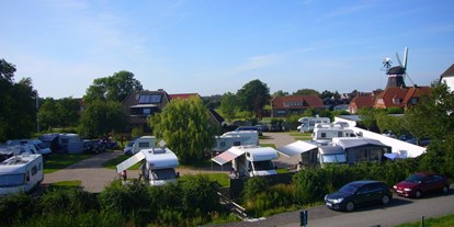 Reisemobilstellplatz - Blick vom Seedeich auf den Platz - Camping Nordstrand Platz Margarethenruh