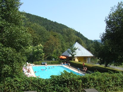 Reisemobilstellplatz - Swimmingpool - Beheiztes Freibad 180qm - Odenwald-Camping-Park