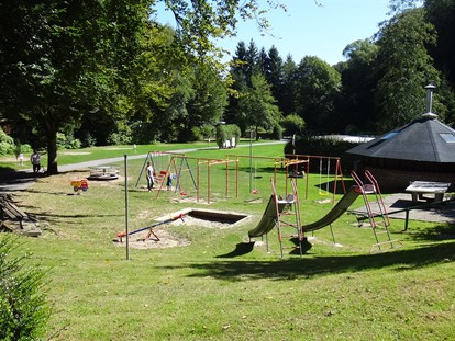 Reisemobilstellplatz - Tennis - Spielplatz und Grillhütte - Odenwald-Camping-Park