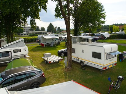 Reisemobilstellplatz - Badestrand - Hinterer-Bereich Campingplatz - Weinland-Camping