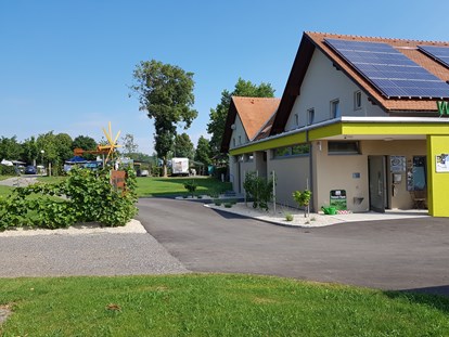 Reisemobilstellplatz - Radweg - Sanitärgebäude - Weinland-Camping