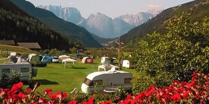 Reisemobilstellplatz - Preis - Blick auf die Dolomiten - Camping am See Gut Lindlerhof, mit Ferienhäuser und Almhütten