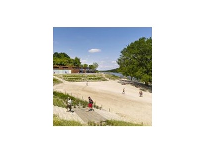 Reisemobilstellplatz - Umgebungsschwerpunkt: See - Das neue Strandbad mit echten Nordseesand und herrlicher Dünenlandschaft - Reisemobilhafen Twistesee