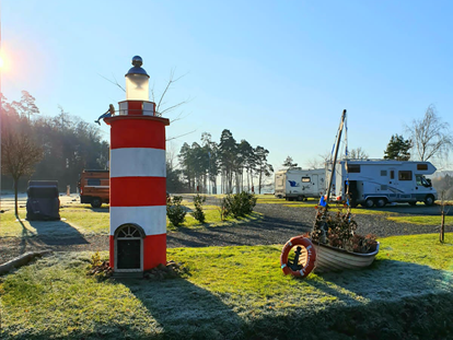 Reisemobilstellplatz - Angelmöglichkeit - Der Leuchtturm vom Twistesee ist sehr beliebt und mittlerweile das Wahrzeichen vom Stellplatz geworden. - Reisemobilhafen Twistesee