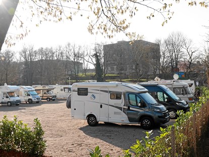 Reisemobilstellplatz - WLAN: am ganzen Platz vorhanden - Ruhige Lage beim Grüttpark - Wohnmobil-Stellplatz Lörrach-Basel