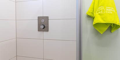 Reisemobilstellplatz - Umgebungsschwerpunkt: Therme(n) - Duschkabine im Waschraum - Am Badeland