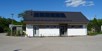 Reisemobilstellplatz - Umgebungsschwerpunkt: Therme(n) - Das Servicehaus mit Duschen, Toiletten,Spülraum mit Waschmaschine und Trockner - Am Badeland