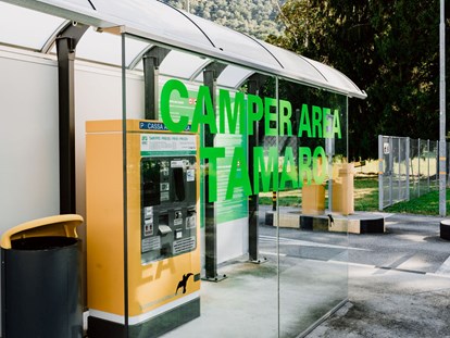 Reisemobilstellplatz - Spielplatz - Automatische Kasse der Camper Area Tamaro. Zahlung in CHF, EUR und Kreditkarte. - Camper Area Tamaro