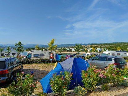 Reisemobilstellplatz - Golf - Alle Parzelle im Camp sind nach den höchsten Standards der ADAC ausgestattet und werden sicherlich zu Ihrem Lieblingsort, wo Sie mit der Familie campen und relaxen können. - Campingplatz Omišalj *****