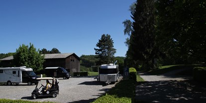 Reisemobilstellplatz - Golf - Der Stellplatz im Fürstlichen Golf- und Natur-Resort ist mitten im Grünen und nur ca. 30 m bis zum Abschlag entfernt. - Stellplatz im Fürstlichen Golf- & Natur-Resort Bad Waldsee 