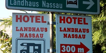 Reisemobilstellplatz - Sachsen - Hinweisschild zum Stellplatz - nur noch 300 m die neue Privatstraße fahren. Traut Euch- Ihr seid willkommen. - Am Hotel Landhaus Nassau
