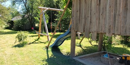 Reisemobilstellplatz - Golf - Garten mit Spielmöglichkeiten für Kinder  - Familienfreundlicher Stellplatz mit Panorama-Bergblick 