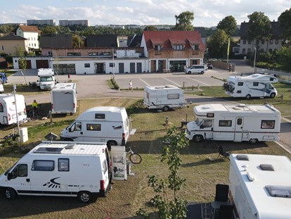 Reisemobilstellplatz - Wintercamping - Blick auf Rezeptions- und Sanitärgebäude - Campingpark Erfurt