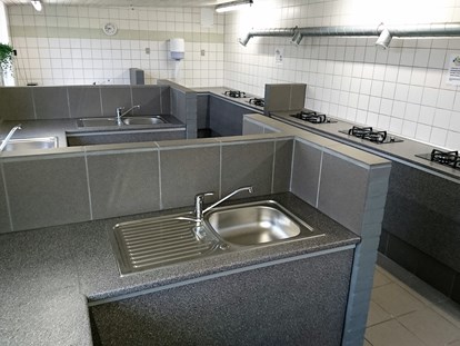 Reisemobilstellplatz - Gute sanitär gebäude mit Küche, frei Dusche, Aufenthaltsraum, TV,  - Stellplatz Hirtshals / Tornby Strand Camping