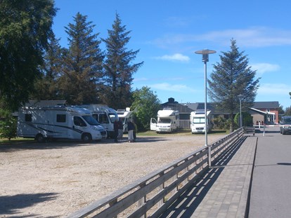 Reisemobilstellplatz - 10 Platze vor der Schranke mit und ohne Strom - Stellplatz Hirtshals / Tornby Strand Camping