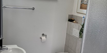 Reisemobilstellplatz - WLAN: nur um die Rezeption vorhanden - Saubere Toilette mit Waschbecken Spiegel und Dusche  - Altdorf im Anlautertal 