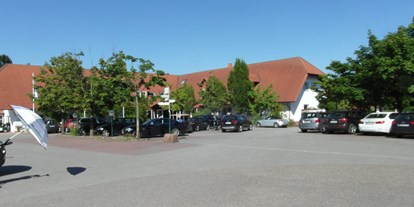 Reisemobilstellplatz - Golf - Hotel Restaurant Gut Sansenhof Parkplatzansicht - Wohnmobil und Caravan Stellplatz "Golfanlage Gut Sansenhof"