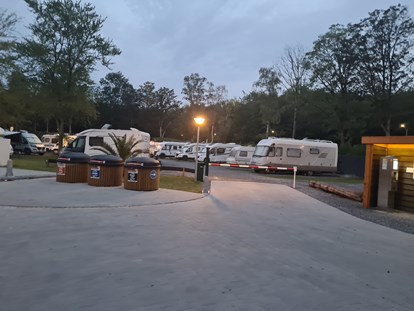 Reisemobilstellplatz - Tennis - Stellplätze Urkerbos bei Nacht - Vakantiepark 't Urkerbos
