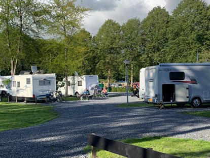 Reisemobilstellplatz - Tennis - Stellplätze vor Campingplatz Urkerbos - Vakantiepark 't Urkerbos