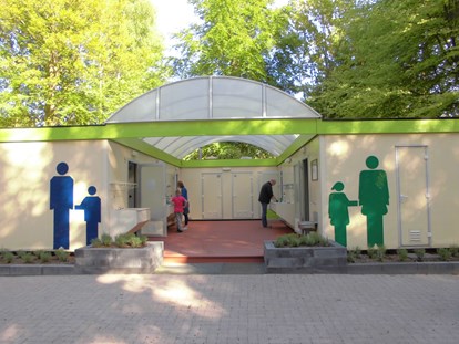 Reisemobilstellplatz - Tennis - Toilettegebäude - Vakantiepark 't Urkerbos
