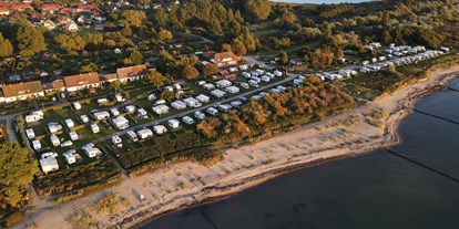 Reisemobilstellplatz - FKK-Strand - Luftbildaufnahme des Campingplatzes, welcher direkt am Wasser liegt. - Caravancamp "Ostseeblick"
