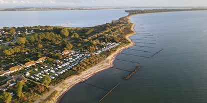Reisemobilstellplatz - FKK-Strand - Luftbildaufnahme des Campingplatzes mit Blick in Richtung "Bug". - Caravancamp "Ostseeblick"