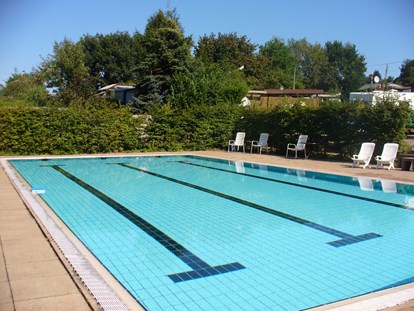Reisemobilstellplatz - Swimmingpool - Solar-beheiztes Freibad, 8 x 16 m - Wohnmobilstellplatz auf Campingplatz Rühler Schweiz