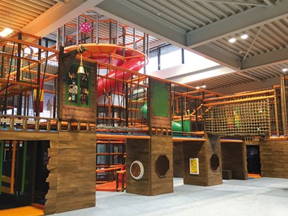 Reisemobilstellplatz - Swimmingpool - Indoorspielhalle "Piratennest" mit großer Rutschen- und Kletterwelt  - Übernachtungsoase Südsee-Camp