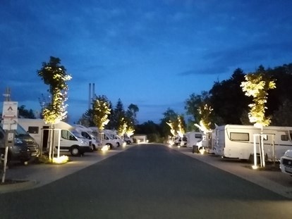 Reisemobilstellplatz - Tennis - Blick - Richtung Therme mit Abendbeleuchtung - Wohnmobilstellplatz an der Therme Bad Steben