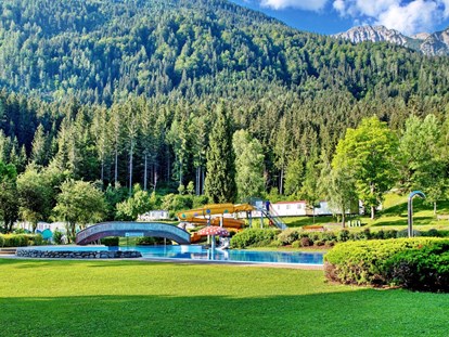 Reisemobilstellplatz - Swimmingpool - Wunderbare Aussicht von der Liegewiese
 - Camping am Waldbad