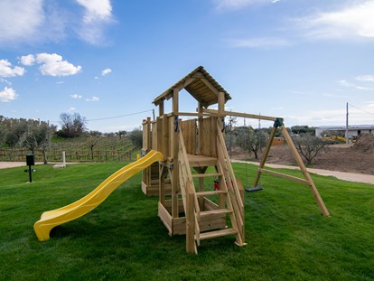 Reisemobilstellplatz - Swimmingpool - Spielplatz für die Kinder - Agricamping Est Garda