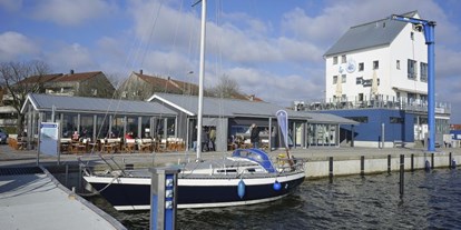 Reisemobilstellplatz - Tennis - Blick auf Eiscafé und maritimen Shop - Stellplatz am Schleswiger Stadthafen