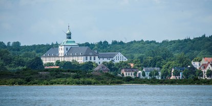 Reisemobilstellplatz - Tennis - Schloss Gottorf ist nur eine der vielen Schleswiger Sehenswürdigkeiten - Stellplatz am Schleswiger Stadthafen
