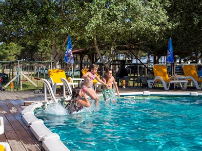Reisemobilstellplatz - Swimmingpool - Swimming pool - MCM Camping