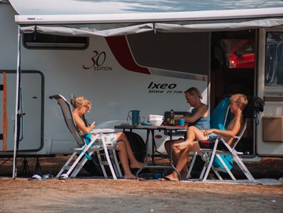 Reisemobilstellplatz - Swimmingpool - RVPark in the Sun - MCM Camping