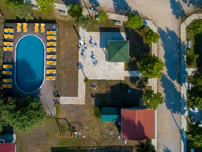 Reisemobilstellplatz - Tennis - Swimmong pool - MCM Camping