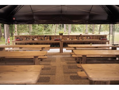 Reisemobilstellplatz - Slowenien - Common area with open kitchen and reception - Forest Camping Mozirje