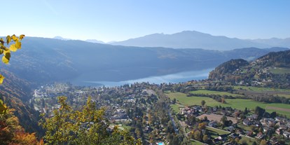 Reisemobilstellplatz - Kärnten - Blick von der Orchideenwand auf Döbriach und Millstätter See - Schwimmbad Camping Mössler